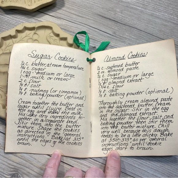 Vintage Brown Bag Cookie Art, (2) Christmas cookie molds with Instructions. - Picture 8 of 9